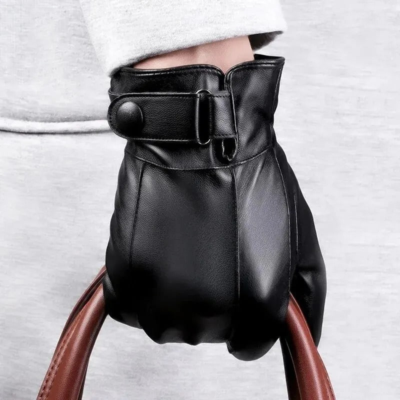 "Eleganta svarta vinterhandskar för män i äkta läderstil med isolerande fleece, perfekt för kalla vinterdagar."