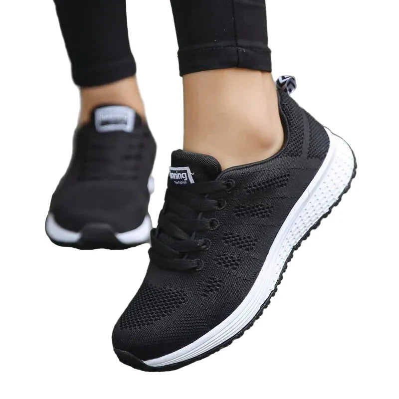 "Eleganta vita kvinnors sneakers med ventilerande mesh för stil och komfort året runt."