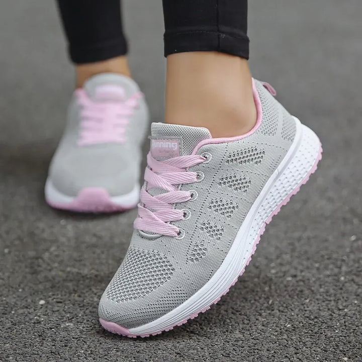 "Eleganta vita kvinnors sneakers med ventilerande mesh för stil och komfort året runt."