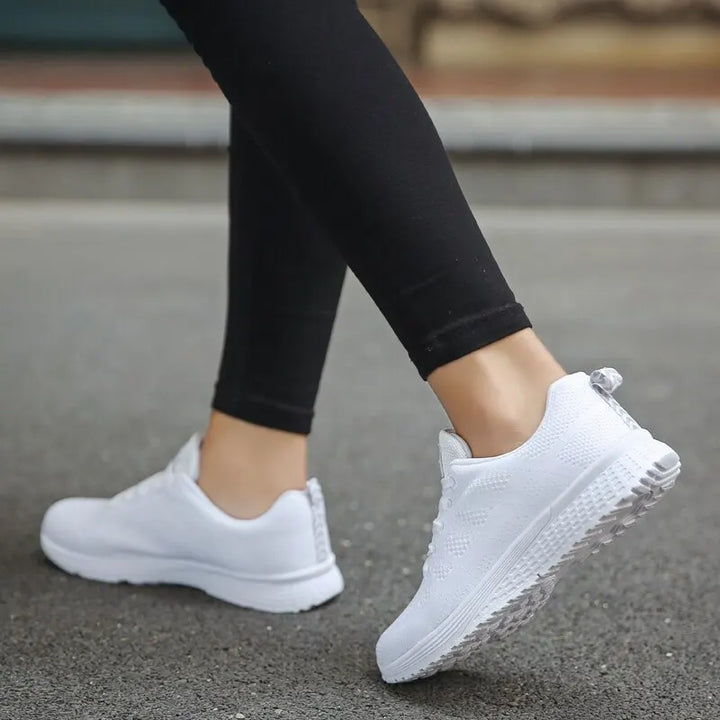 "Eleganta vita kvinnors sneakers med ventilerande mesh för stil och komfort året runt."