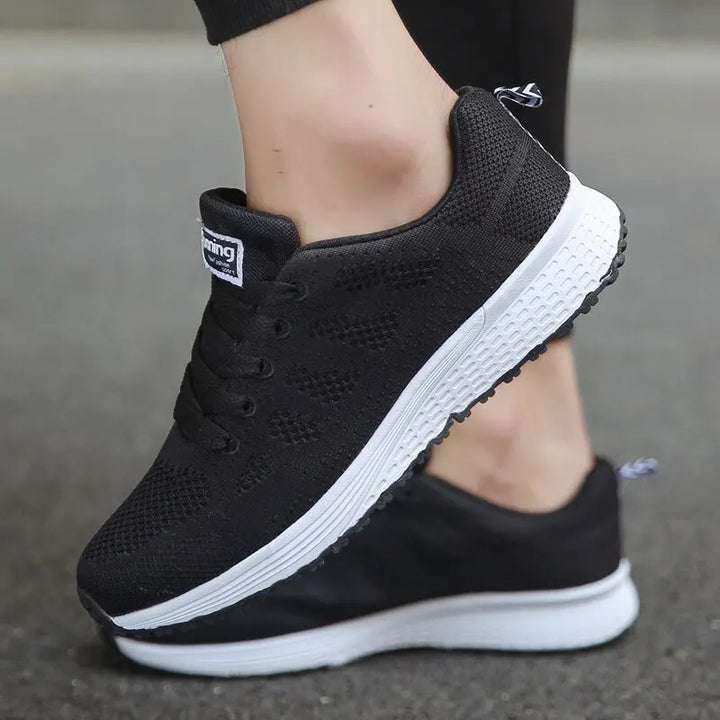 "Eleganta vita kvinnors sneakers med ventilerande mesh för stil och komfort året runt."