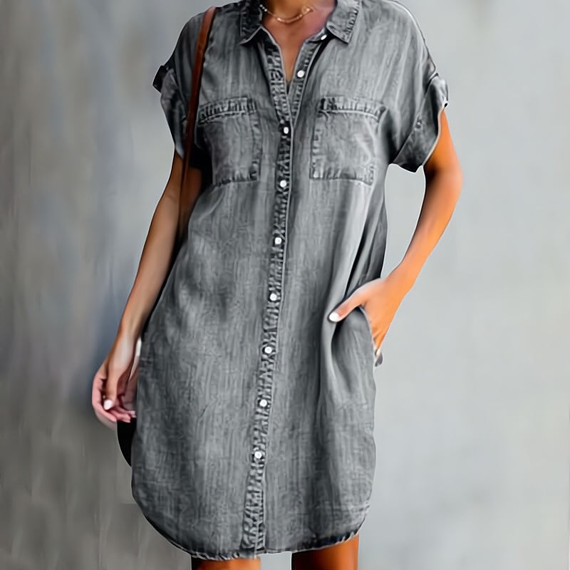 "Enknappad jeansklänning för kvinnor, framsidadesign i mjuk denim med krage för elegant och modern stil."