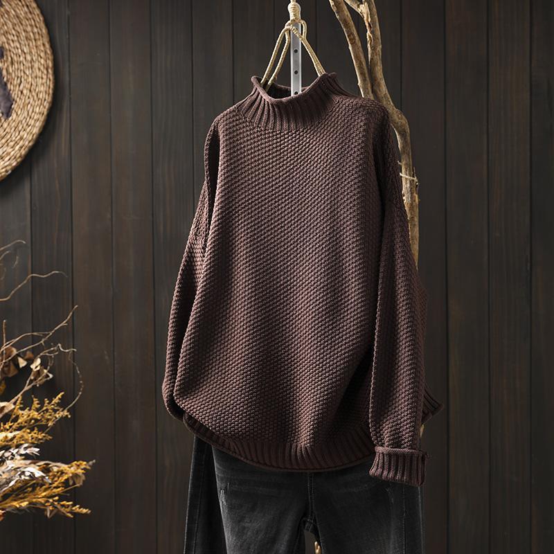 "Finstickad damtröja med polokrage, elegant mönster, beskurna ärmar, passar jeans och kjol för stil och komfort."
