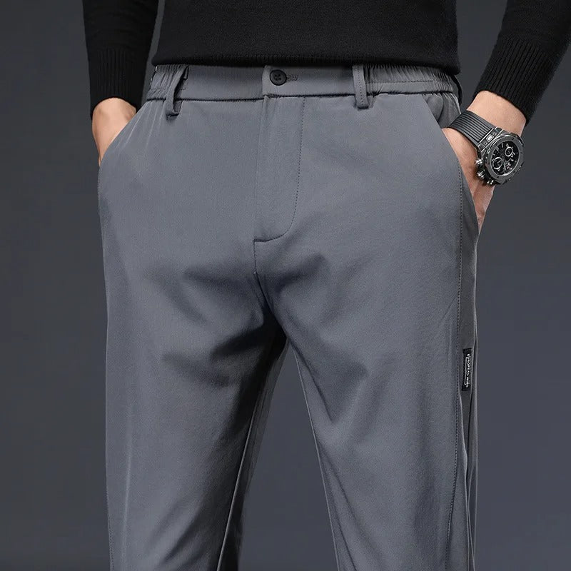 "Flexibla och andningsbara herrgolfbyxor, elegant design, platt front, optimal rörelsefrihet på golfbanan."