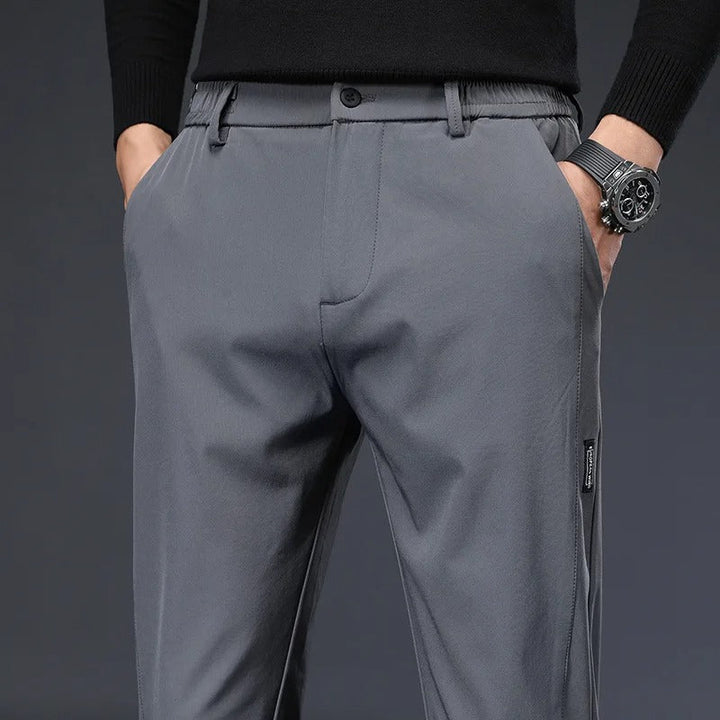 "Flexibla och andningsbara herrgolfbyxor, elegant design, platt front, optimal rörelsefrihet på golfbanan."
