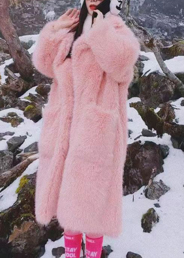 "Fluffig kvinnors vinterjacka med Peter Pan-krage, ljust material, chic design för kalla dagar."