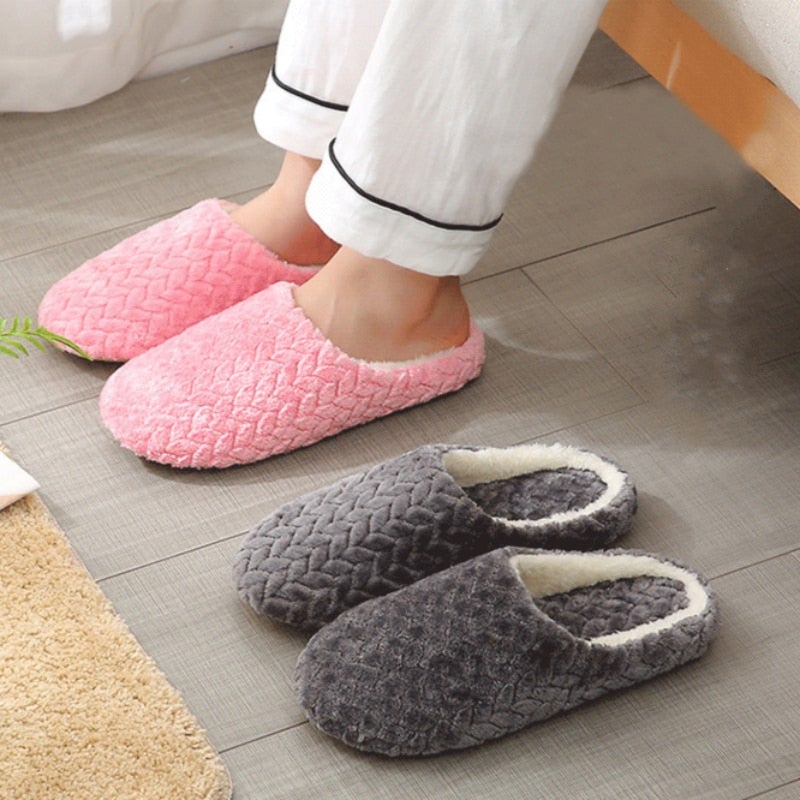 "Fluffiga damtofflor med fleece och halkfri sula i mörkrosa för komfort och stil, perfekt för inomhus och utomhus."