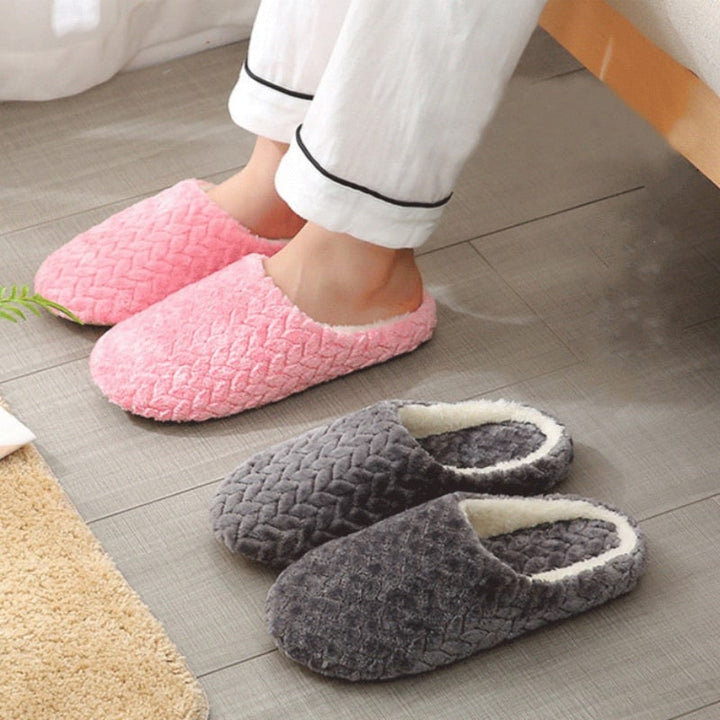 "Fluffiga damtofflor med fleece och halkfri sula i mörkrosa för komfort och stil, perfekt för inomhus och utomhus."