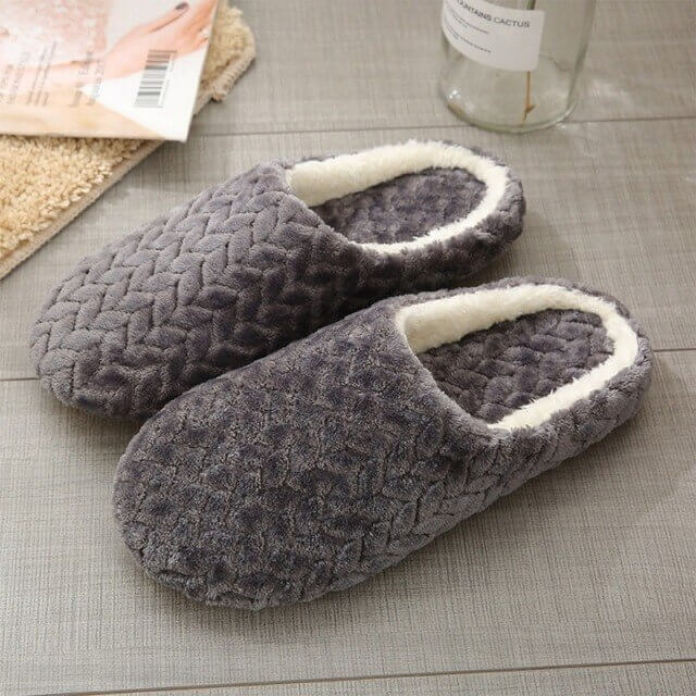 "Fluffiga damtofflor med fleece och halkfri sula i mörkrosa för komfort och stil, perfekt för inomhus och utomhus."