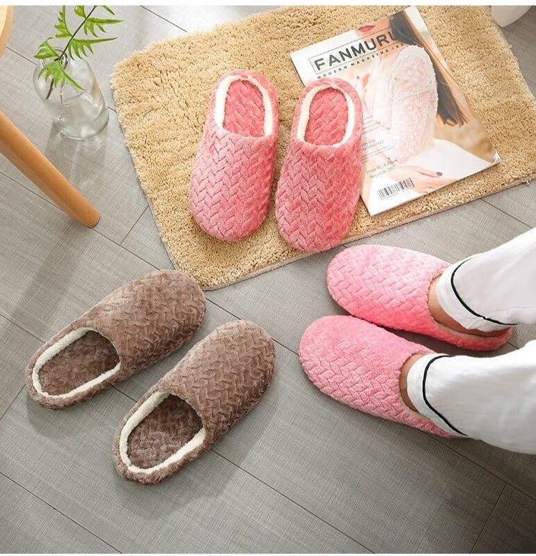 "Fluffiga damtofflor med fleece och halkfri sula i mörkrosa för komfort och stil, perfekt för inomhus och utomhus."
