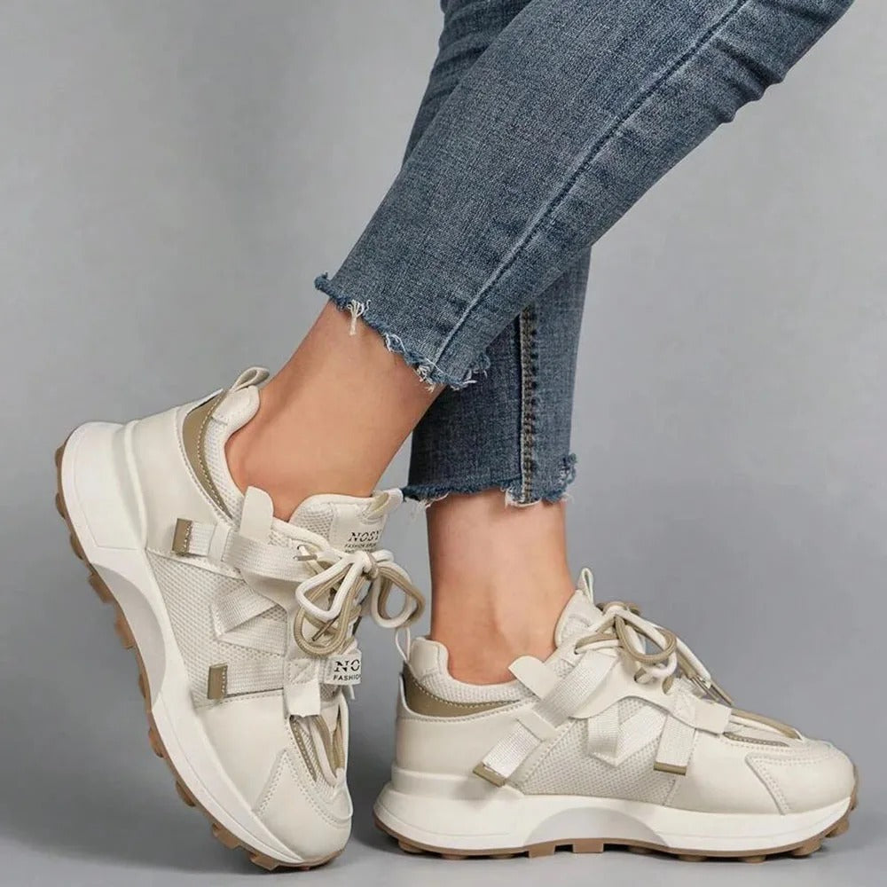 "Färgblock sneakers för kvinnor med plattformssula, rund tå och snörning, i trendiga färger för en stilfull look."