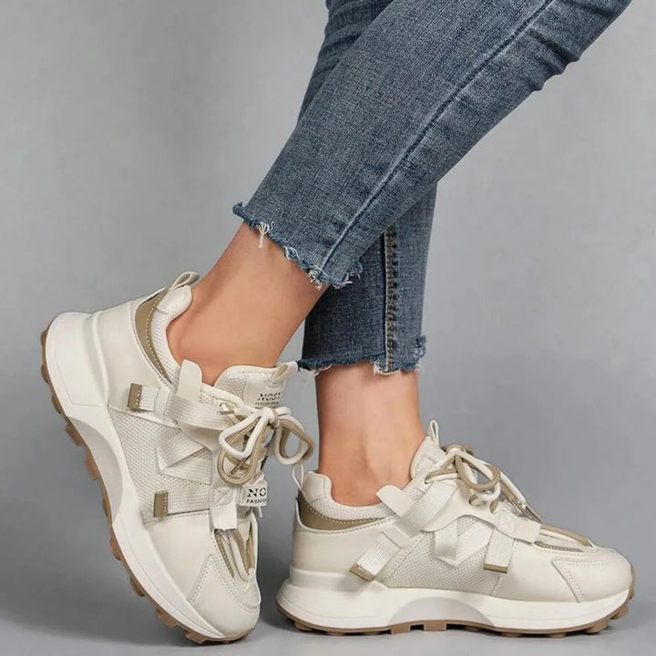 "Färgblock sneakers för kvinnor med plattformssula, rund tå och snörning, i trendiga färger för en stilfull look."