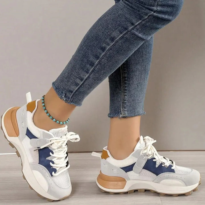 "Färgblock sneakers för kvinnor med plattformssula, rund tå och snörning, i trendiga färger för en stilfull look."
