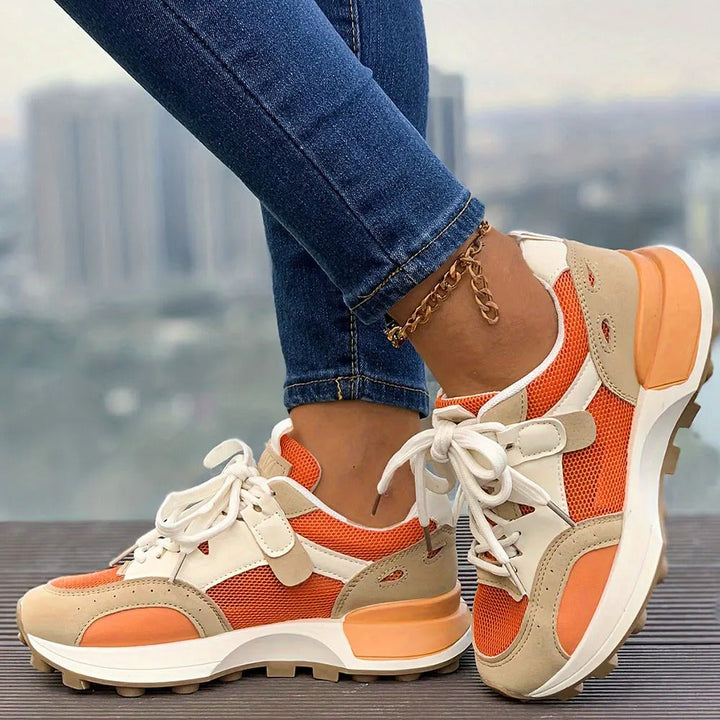 "Färgblock sneakers för kvinnor med plattformssula, rund tå och snörning, i trendiga färger för en stilfull look."