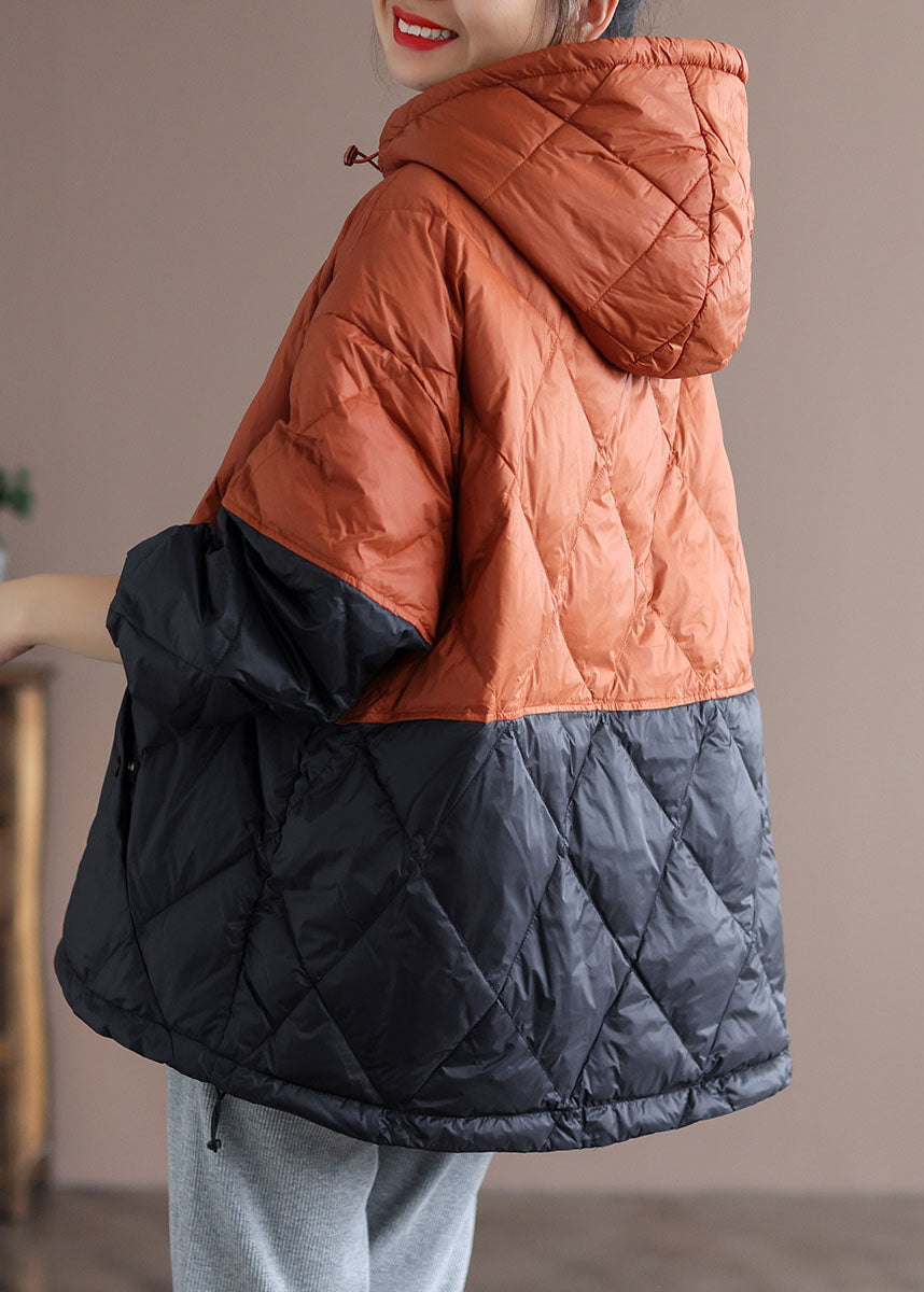 "Färgglad kvinnors boho vinterdunkappa med huva och patchwork-design, perfekt för kalla dagar."
