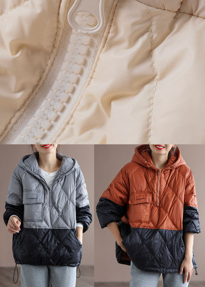 "Färgglad kvinnors boho vinterdunkappa med huva och patchwork-design, perfekt för kalla dagar."