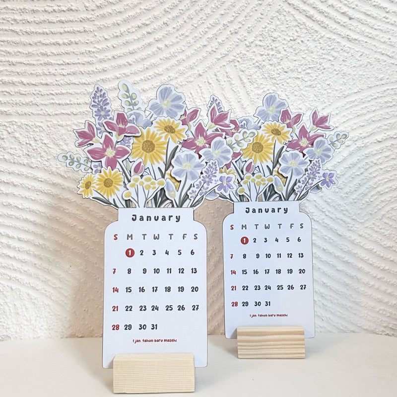 "Färgglad, stående blomster skrivbordskalender 2024 med livfulla mönster, träbas. Perfekt för heminredning och planering."