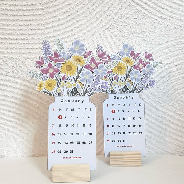 "Färgglad, stående blomster skrivbordskalender 2024 med livfulla mönster, träbas. Perfekt för heminredning och planering."