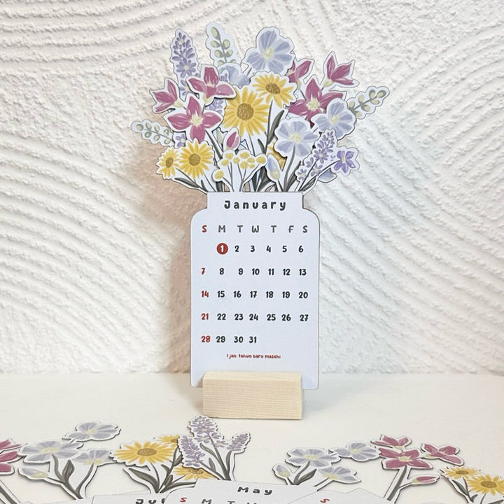 "Färgglad, stående blomster skrivbordskalender 2024 med livfulla mönster, träbas. Perfekt för heminredning och planering."