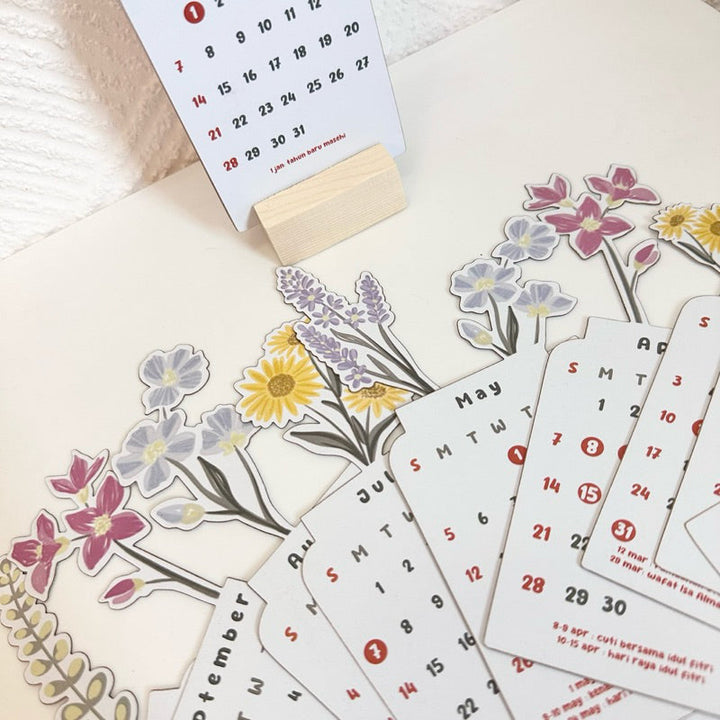 "Färgglad, stående blomster skrivbordskalender 2024 med livfulla mönster, träbas. Perfekt för heminredning och planering."