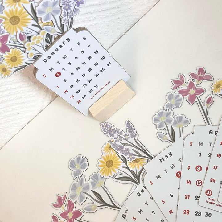 "Färgglad, stående blomster skrivbordskalender 2024 med livfulla mönster, träbas. Perfekt för heminredning och planering."