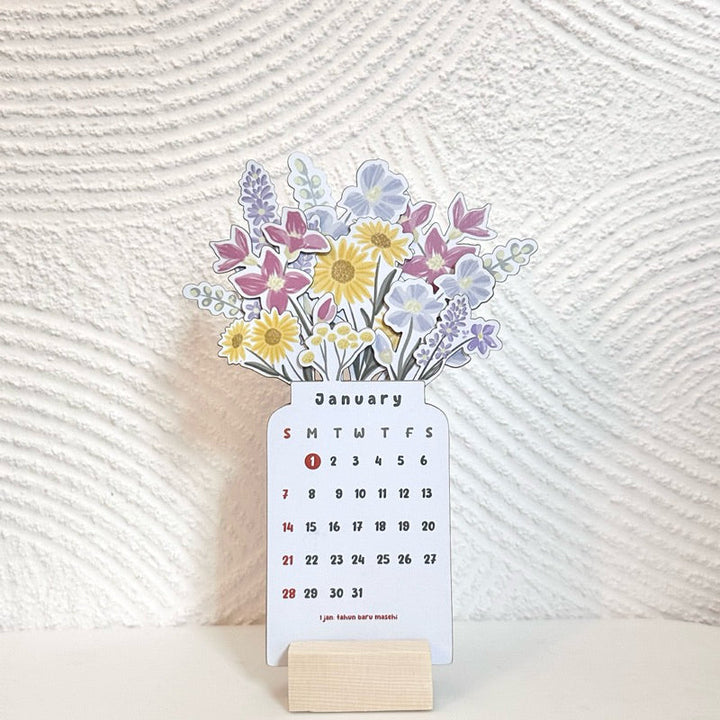 "Färgglad, stående blomster skrivbordskalender 2024 med livfulla mönster, träbas. Perfekt för heminredning och planering."