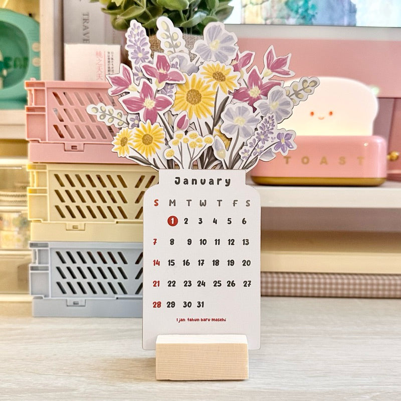 "Färgglad, stående blomster skrivbordskalender 2024 med livfulla mönster, träbas. Perfekt för heminredning och planering."