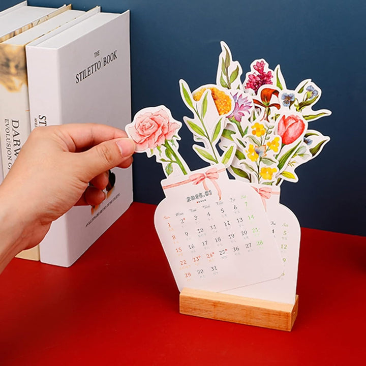 "Färgglad, stående blomster skrivbordskalender 2024 med livfulla mönster, träbas. Perfekt för heminredning och planering."