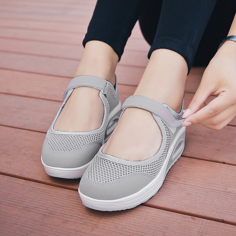 "Färgglada dam-modesneakers, andningsbara med ortopedisk fjädersula, perfekt för komfort och stil."