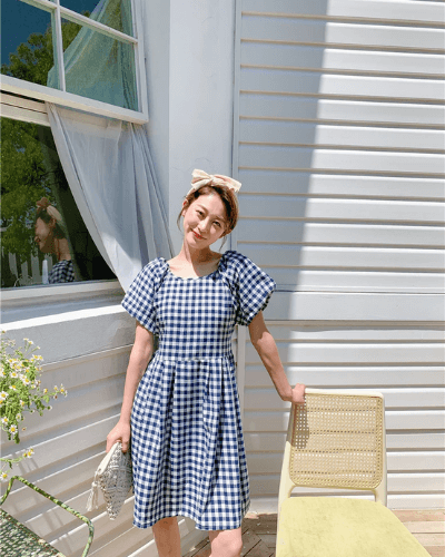 "Fyrkantig krage A-linje klänning för kvinnor med puffärm, knälång, lätt polyester, markerad midja, feminin stil."