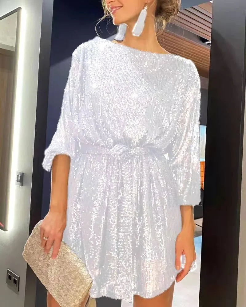 "Glittrande damfestklänning med paljetter, figurnära passform, perfekt för kvällsevenemang, fångar ljuset vackert."