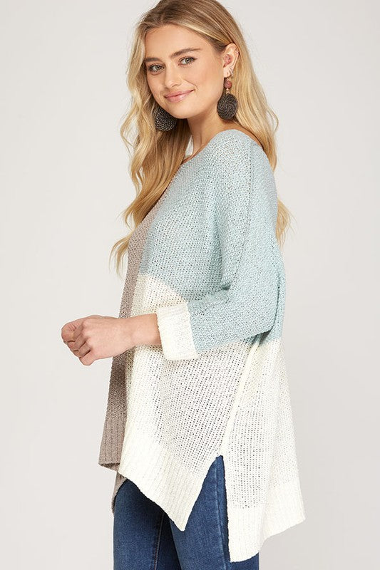"Grå och himmelsblå stickad pullover för kvinnor med modern färgblockdesign och lös passform för stil och komfort."