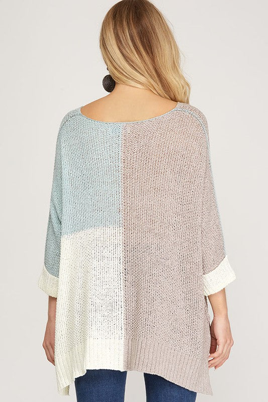 "Grå och himmelsblå stickad pullover för kvinnor med modern färgblockdesign och lös passform för stil och komfort."