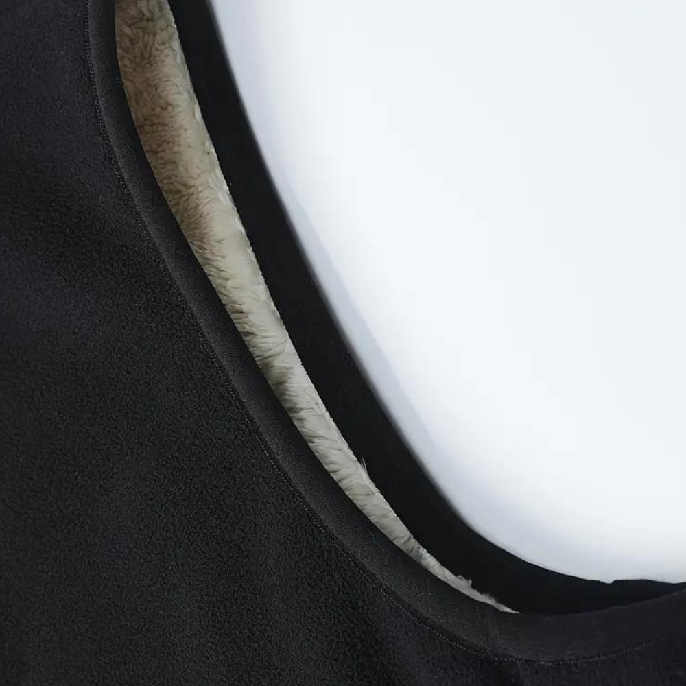 "Grå och marinblå isolerande vinterväst för män, mjukt material, perfekt för kalla dagar. Modern design."