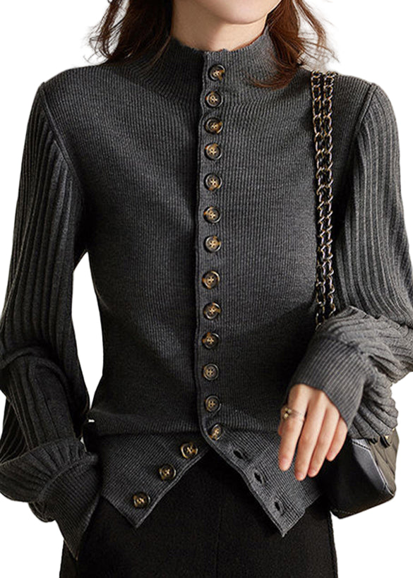 "Grå och svart stickad damtopp med ståkrage och lanternärm i mjukt material, modern elegant stil."