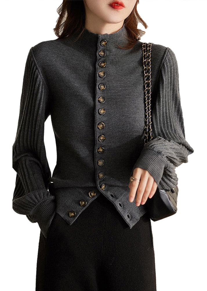 "Grå och svart stickad damtopp med ståkrage och lanternärm i mjukt material, modern elegant stil."
