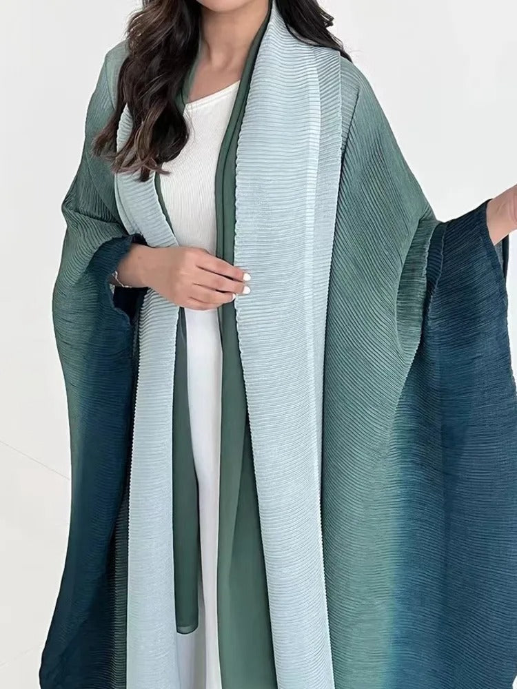 "Gradient plisserad trench coat för kvinnor med batwing-ärmar och sjalkrage, i övergående färger."