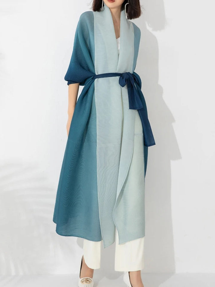 "Gradient plisserad trench coat för kvinnor med batwing-ärmar och sjalkrage, i övergående färger."