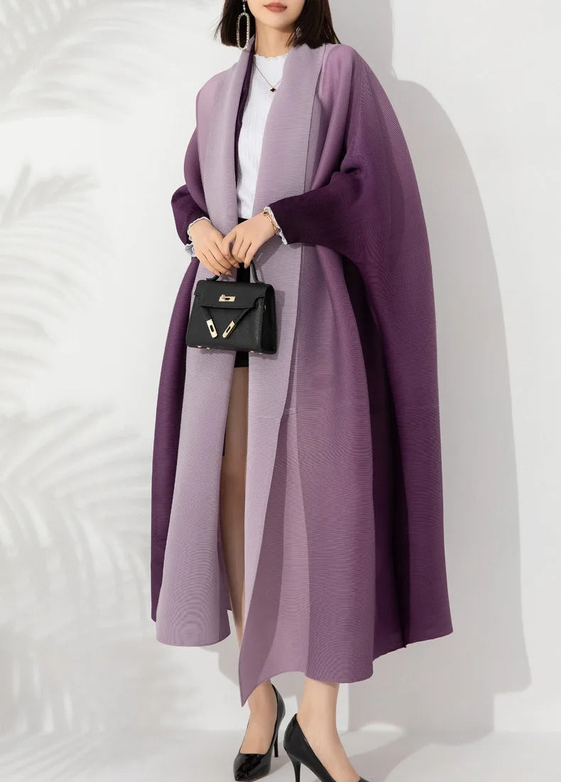 "Gradient plisserad trench coat för kvinnor med batwing-ärmar och sjalkrage, i övergående färger."
