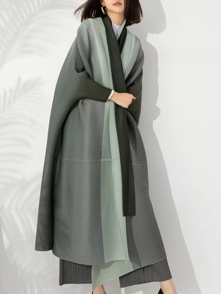 "Gradient plisserad trench coat för kvinnor med batwing-ärmar och sjalkrage, i övergående färger."