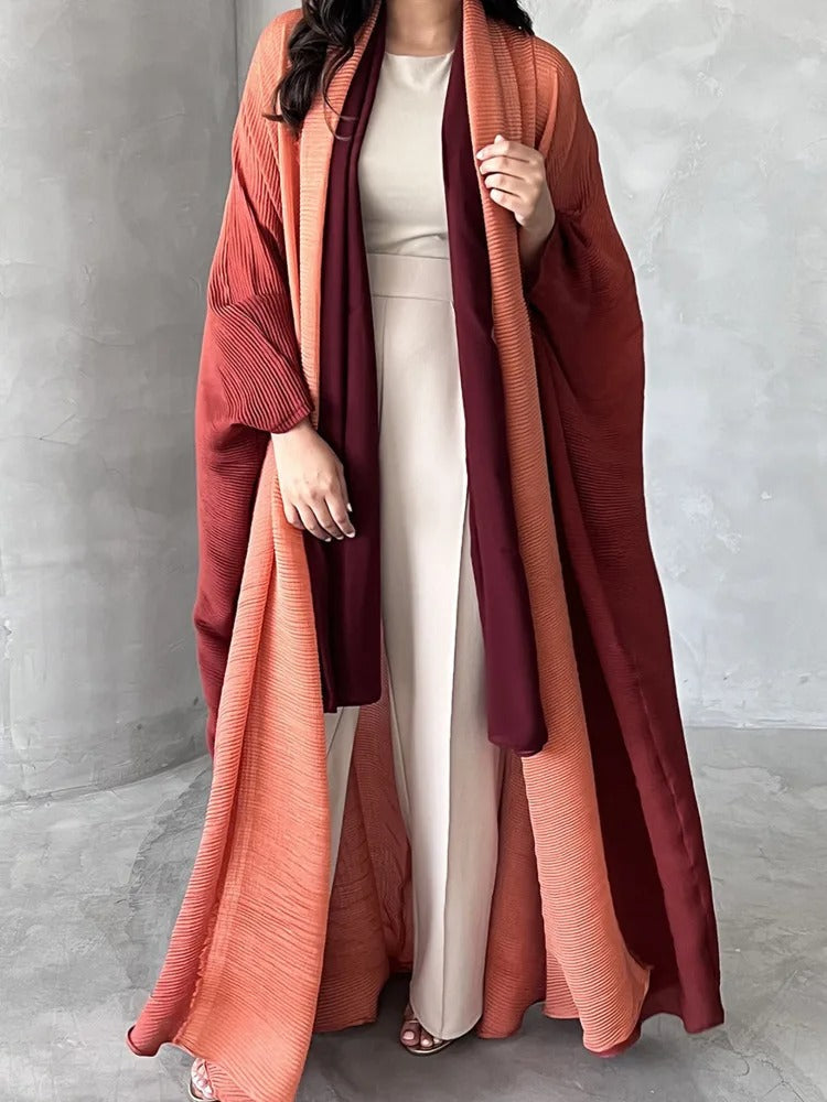 "Gradient plisserad trench coat för kvinnor med batwing-ärmar och sjalkrage, i övergående färger."
