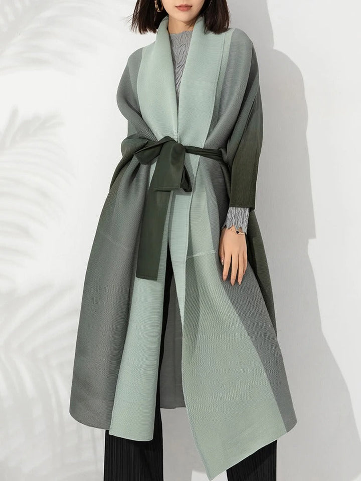 "Gradient plisserad trench coat för kvinnor med batwing-ärmar och sjalkrage, i övergående färger."