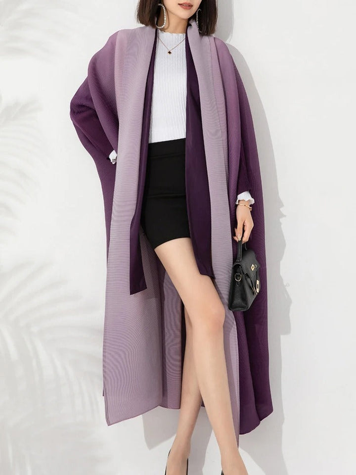 "Gradient plisserad trench coat för kvinnor med batwing-ärmar och sjalkrage, i övergående färger."