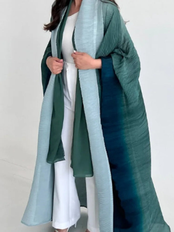 "Gradient plisserad trench coat för kvinnor med batwing-ärmar och sjalkrage, i övergående färger."