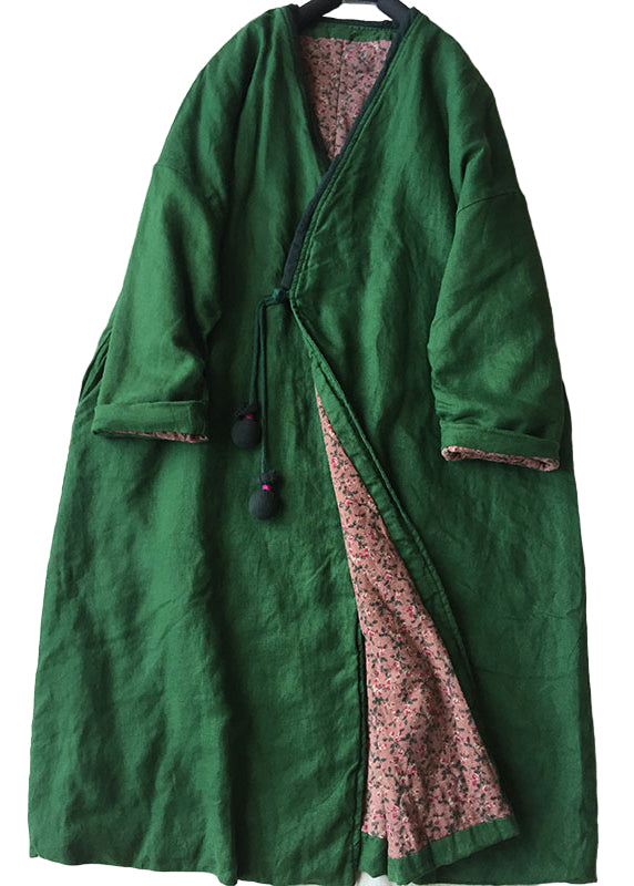"Grön dam parka med V-ringning framifrån, elegant design och knappar, perfekt för vinterbruk och stil."