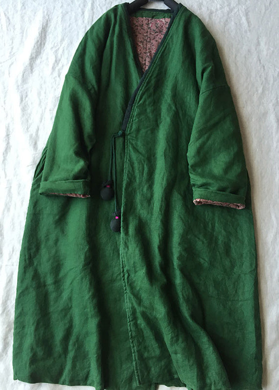 "Grön dam parka med V-ringning framifrån, elegant design och knappar, perfekt för vinterbruk och stil."