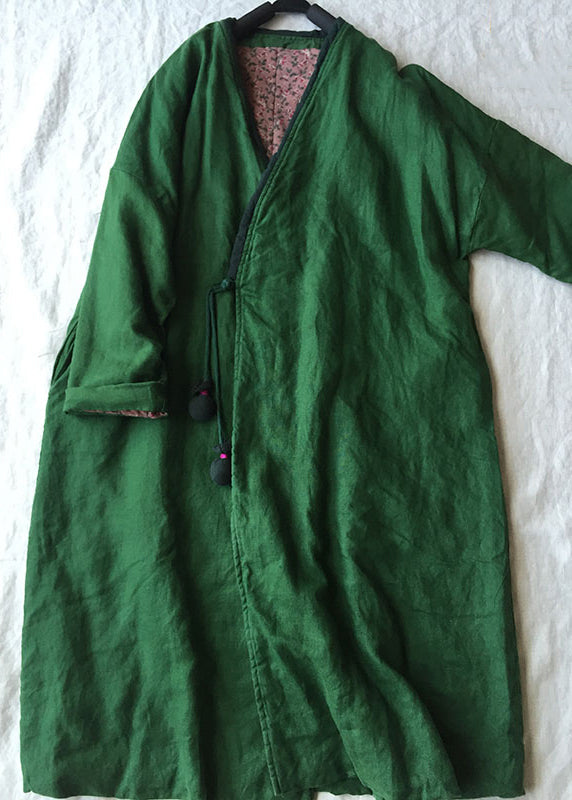 "Grön dam parka med V-ringning framifrån, elegant design och knappar, perfekt för vinterbruk och stil."