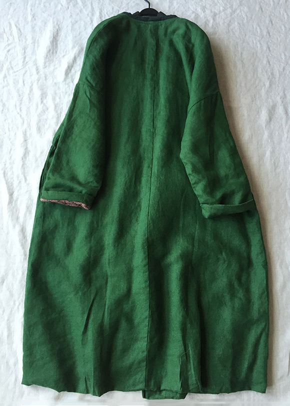 "Grön dam parka med V-ringning framifrån, elegant design och knappar, perfekt för vinterbruk och stil."