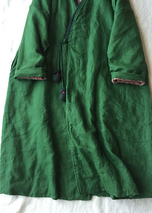 "Grön dam parka med V-ringning framifrån, elegant design och knappar, perfekt för vinterbruk och stil."