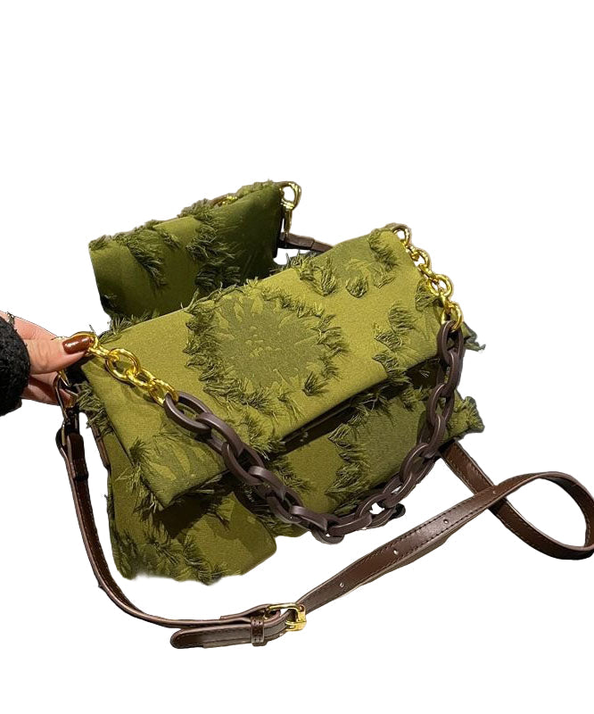 Grön patchwork messenger-väska med kedja och tofsar, kvinnor, stilren och rymlig för vardagsbruk, modernt utseende.
